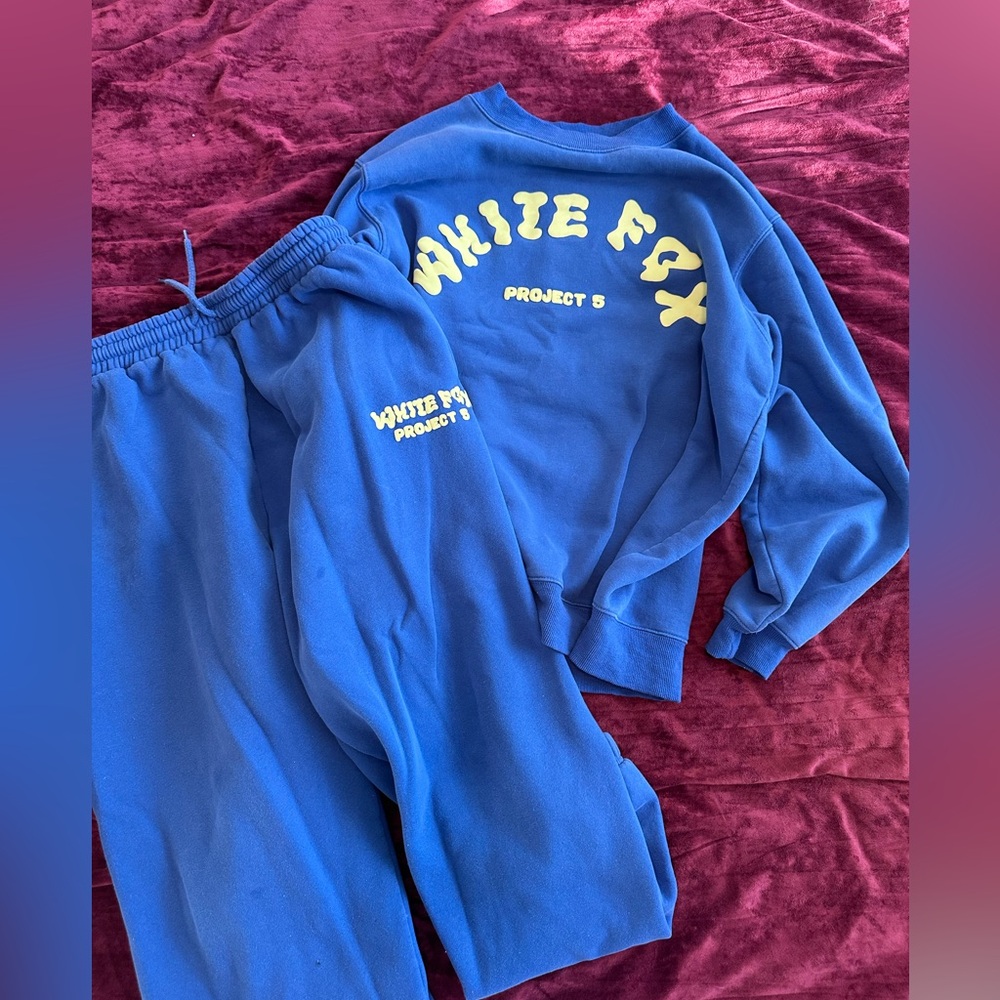 White fox matching set. Some detergent stains, don’t know if they will come out